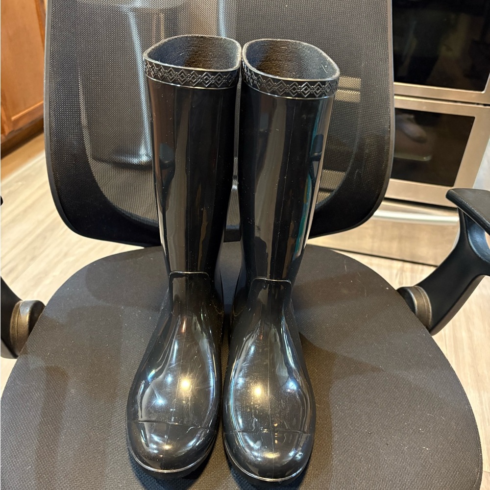 Women’s UGG tall boots, size 7